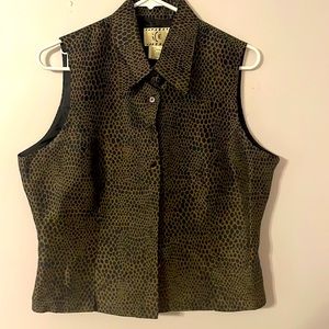 Women’s sleeveless silk top. Like new and perfect for a night on the town.